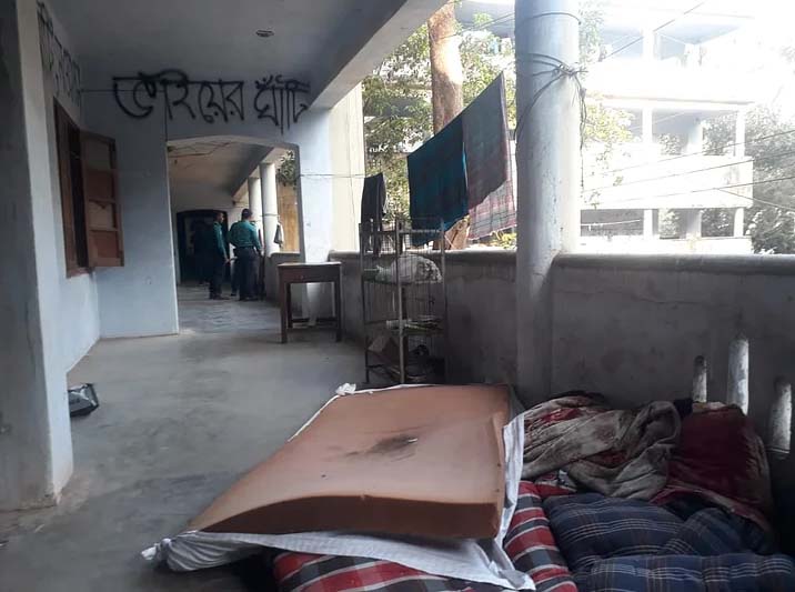 চমেক ছাত্রাবাসে ছাত্রলীগের দুই পক্ষের কক্ষ ভাঙচুর