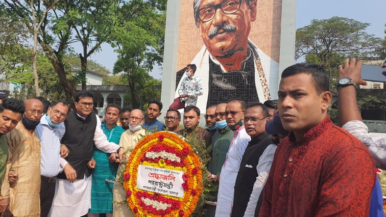 সিলেটে বঙ্গবন্ধুর প্রতিকৃতিতে পররাষ্ট্রমন্ত্রীর পক্ষ থেকে শ্রদ্ধাঞ্জলি