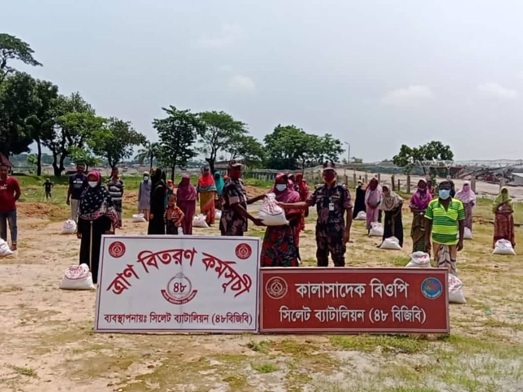 করোনা পরিস্হিতিতে সিলেট সীমান্তে ৪৮ বিজিবি’র খাদ্য সহায়তা
