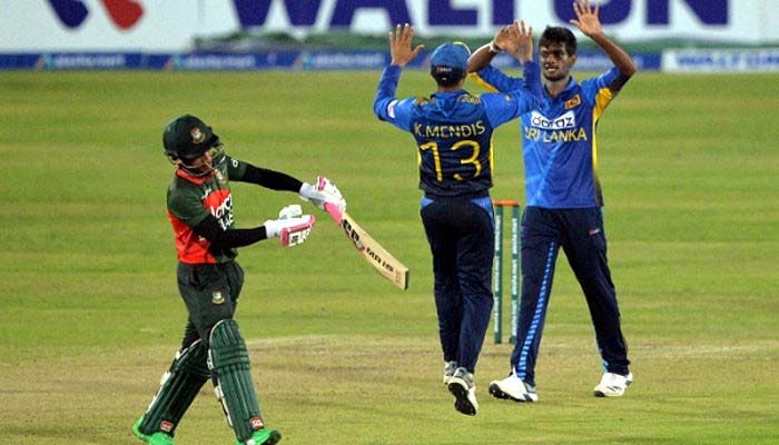 ব্যাটিং বিপর্যয়ে হারের মুখ দেখলো বাংলাদেশ