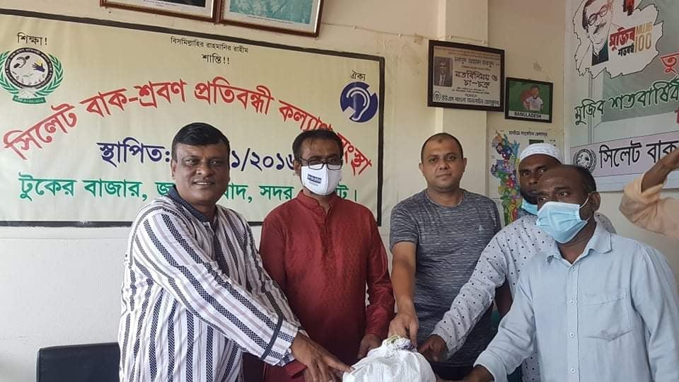 সিলেটে প্রতিবন্ধীদের মধ্য খাদ্য সহায়তা বিতরন প্রতিবন্ধীদের কল্যাণে সবাইকে এগিয়ে আাসা উচিৎ _সাংবাদিক মুহিত চৌধরী