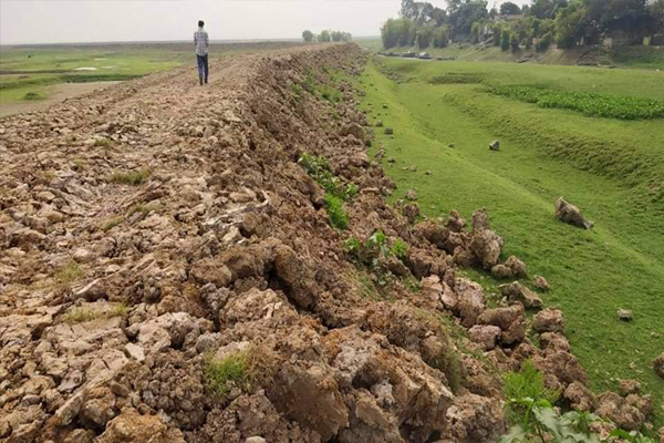 আধা কিলোমিটার পথ যেতে ঘুরতে হয় ১০ কিলোমিটার