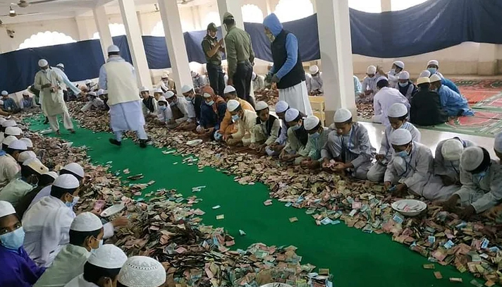 পাগলা মসজিদের দানবাক্সে এবার ১২ বস্তা টাকা