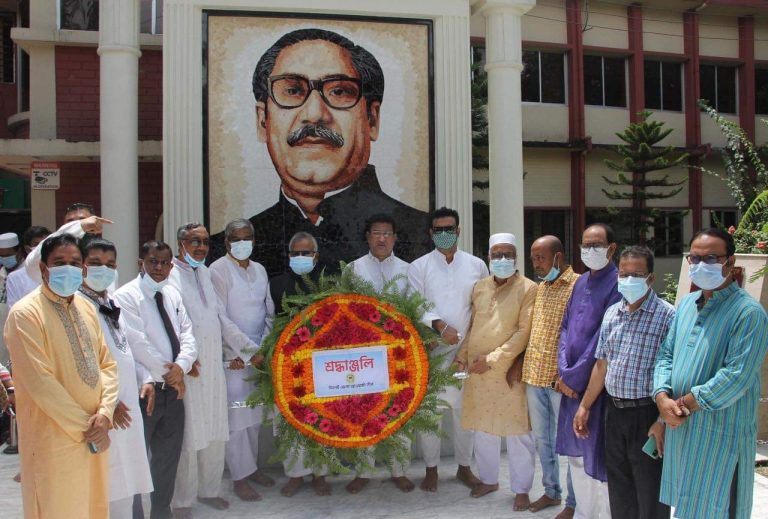 বঙ্গবন্ধুর প্রতিকৃতিতে শফিকুর রহমান চৌধুরীর শ্রদ্ধা নিবেদন