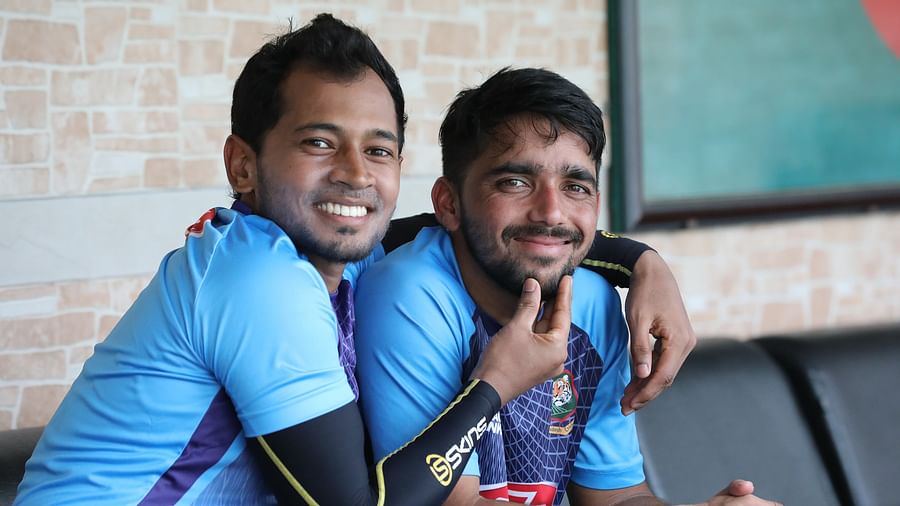 মুমিনুলের সেঞ্চুরি, মুশফিকের আরেকটি ফিফটি