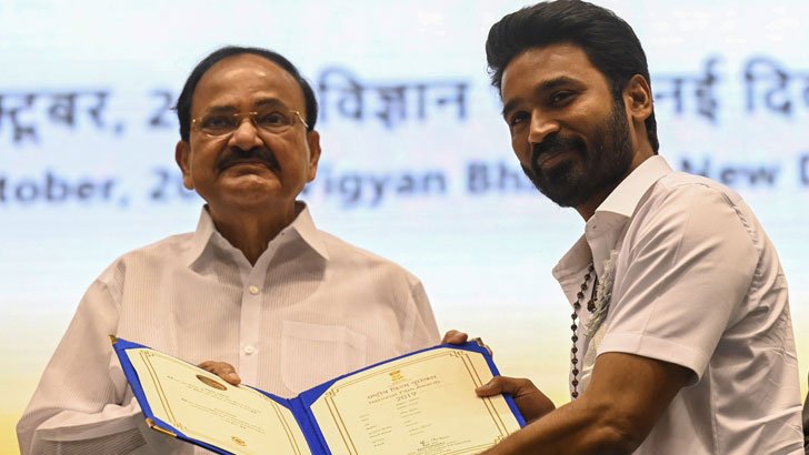 ভারতের সেরা অভিনেতার পুরস্কার জিতলেন মনোজ ও ধানুশ