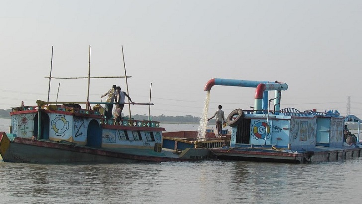 ডাকাতিয়া নদীতে বাল্কহেড-ট্রলার সংঘর্ষ, ৫ লাশ উদ্ধার