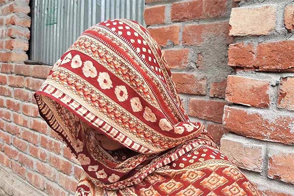 খাবারে চুল, স্ত্রীকে পিটিয়ে মাথা ন্যাড়া করলেন স্বামী