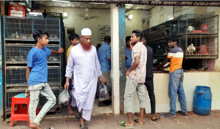 নগরীতে গোশত বিক্রি বন্ধ চাপ মুরগি’র দোকানে