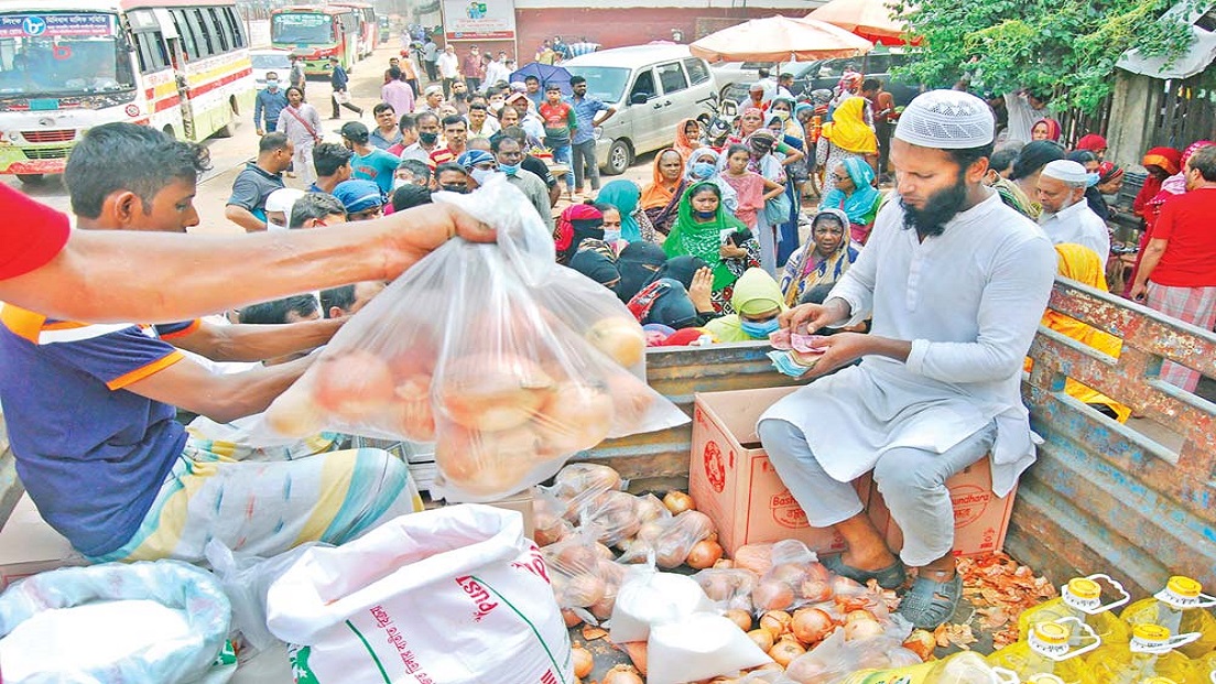 নিত্যপণ্যের লাগামহীন দাম, টিসিবির পণ্যে স্বস্তি