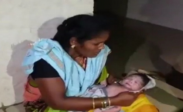অপারেশনের মাঝে লোডশেডিং, মোবাইলের টর্চ জ্বালিয়ে শিশুর জন্ম দিল হাসপাতাল!