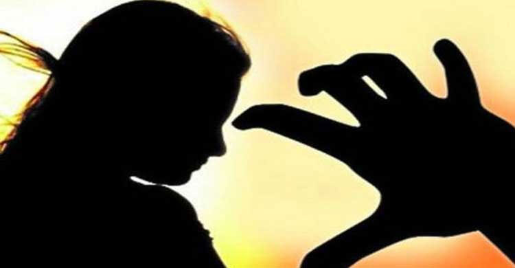 সন্তানকে হত্যার ভয় দেখিয়ে গৃহবধূকে ধর্ষণের অভিযোগ