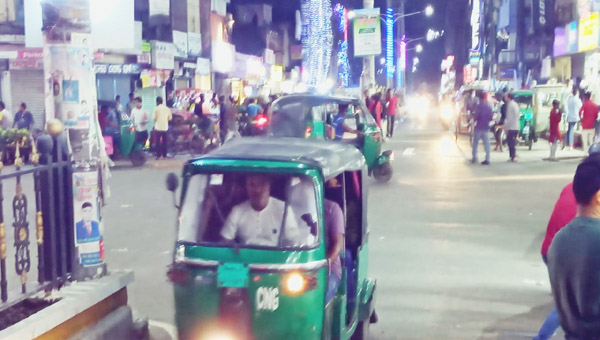 রাতদুপুরেও জমজমাট সিলেট