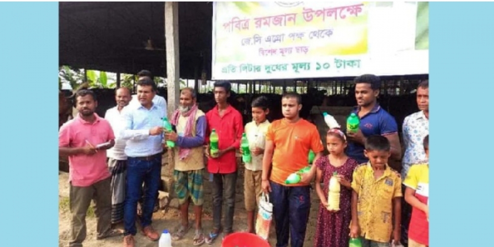 রমজানে ১০ টাকা লিটারে দুধ বিক্রির ঘোষণা খামারির