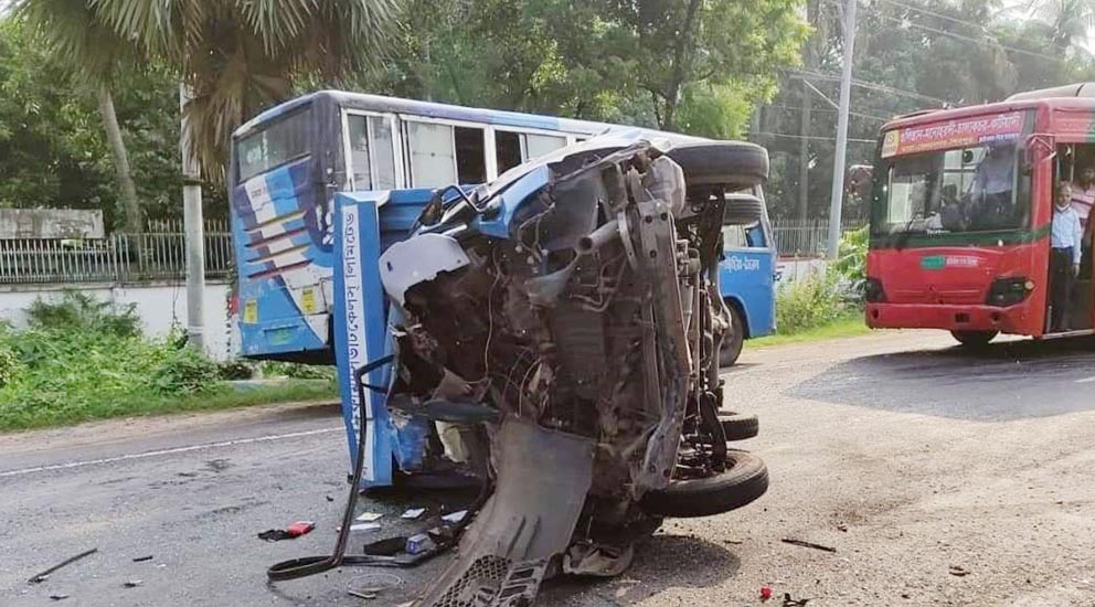 সিলেটে ত্রাণ নিয়ে আসার পথে দুমড়েমুচড়ে গেল গণস্বাস্থ্য কেন্দ্রের গাড়ি