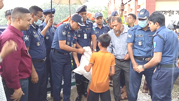 বিশ্বনাথে বন্যার্তদের মাঝে জেলা পুলিশের ত্রাণ বিতরণ