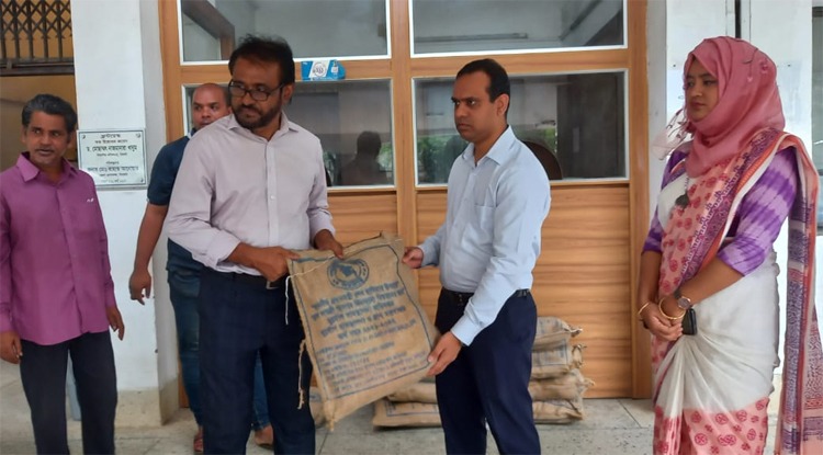 সিলেট অনলাইন প্রেসক্লাবে প্রধানমন্ত্রীর ঈদ উপহার প্রদান