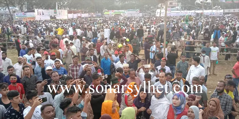 আলিয়া মাঠে তিল ধারণের ঠাঁই নেই