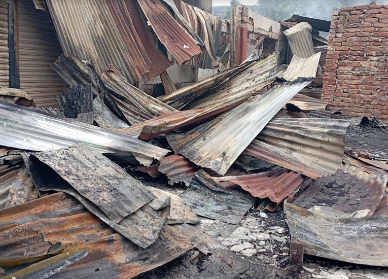 ভয়াবহ আগুনে পুড়ল ১৭টি দোকান