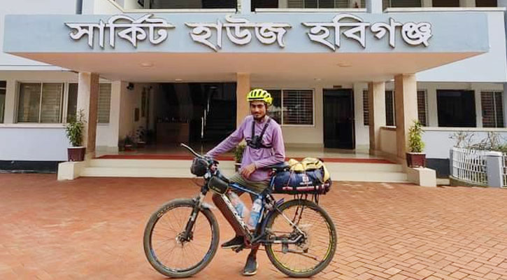 সাইকেলে ২০ দিনে দেশ ঘুরলেন হিমেল