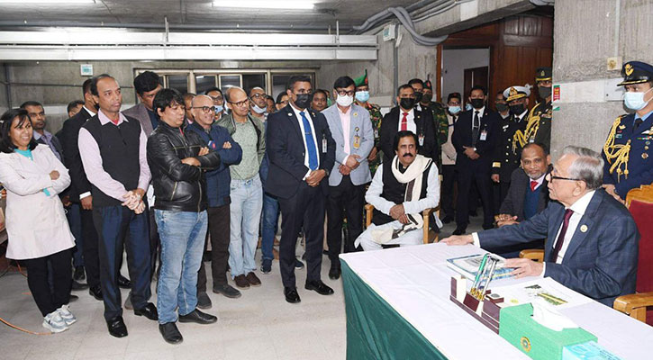 সাংবাদিকদের সঙ্গে শুভেচ্ছা বিনিময় করলেন রাষ্ট্রপতি