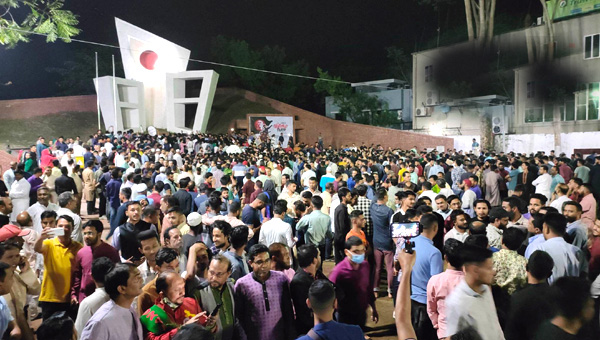 স্বাধীনতা দিবসের প্রথম প্রহরে সিলেট শহিদ মিনারে শ্রদ্ধা জানাতে ঢল