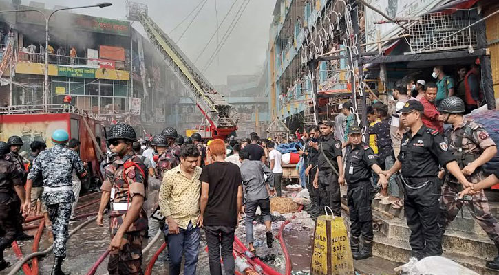 নিউমার্কেটে আগুন: ফায়ার সার্ভিসকে সহায়তায় যোগ দিয়েছে র্যাব