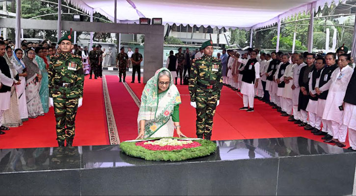 বঙ্গবন্ধুর প্রতিকৃতিতে প্রধানমন্ত্রীর শ্রদ্ধা