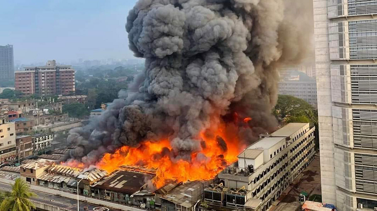 বঙ্গবাজারে পুড়ে ছাই ৫ হাজার দোকান