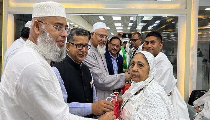 ৪১৫ যাত্রী নিয়ে ঢাকা ছাড়ল প্রথম হজ ফ্লাইট