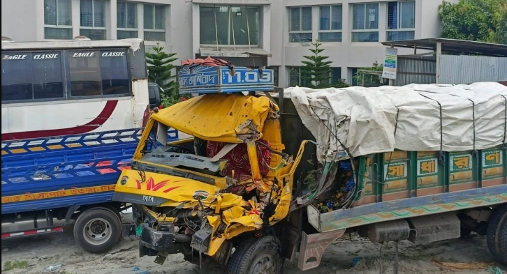 পদ্মা সেতুর এক্সপ্রেসওয়েতে ট্রাকে ট্রাকে ধাক্কা, নিহত ২