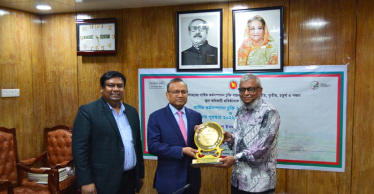 আবার দেশসেরা সিসিক, পুরস্কার নিলেন মেয়র
