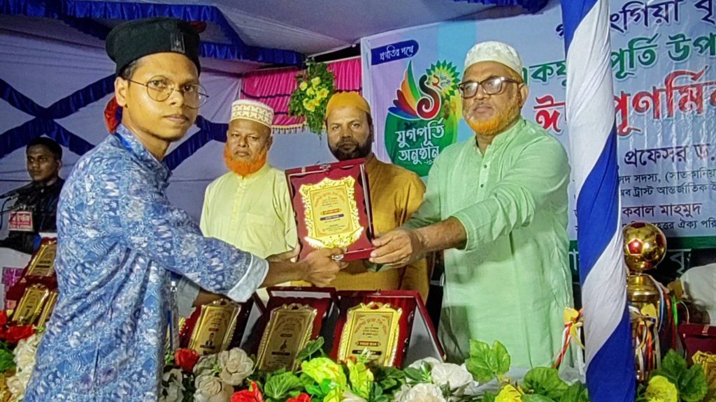 গুণীজন সম্মাননা পেলেন কবি তানভীর সিকদার