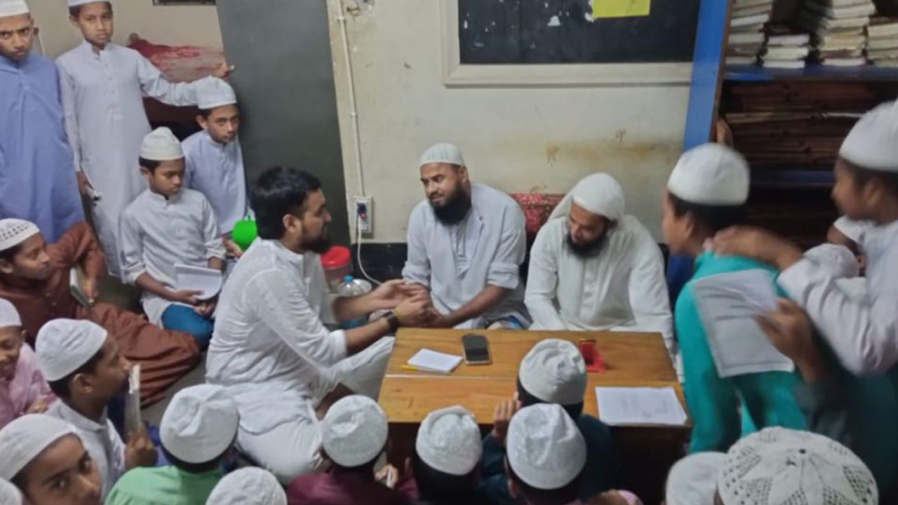 নোবেল গাইছেন ইসলামিক গান, পড়ছেন নামাজ
