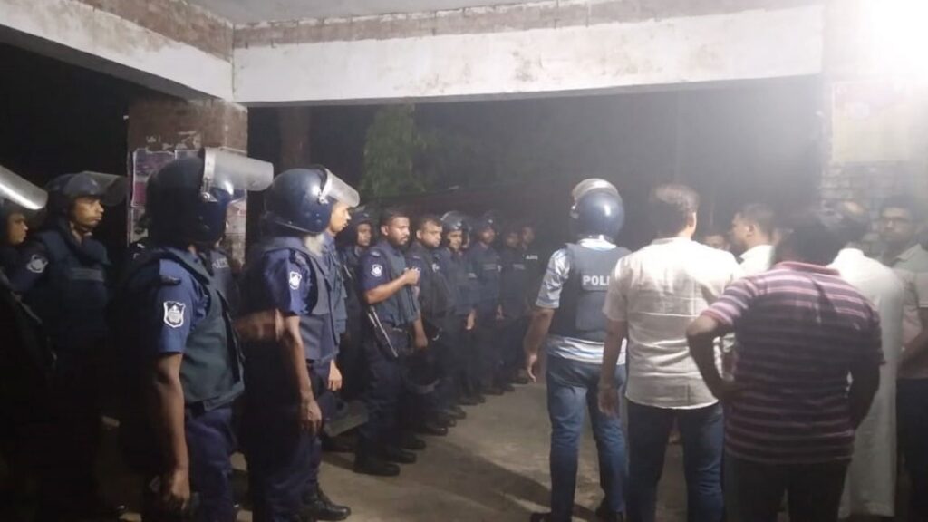 চবিতে ছাত্রলীগের ২ গ্রুপের সংঘর্ষ, হলে তল্লাশি চালিয়ে দেশীয় অস্ত্রসহ আটক ৫