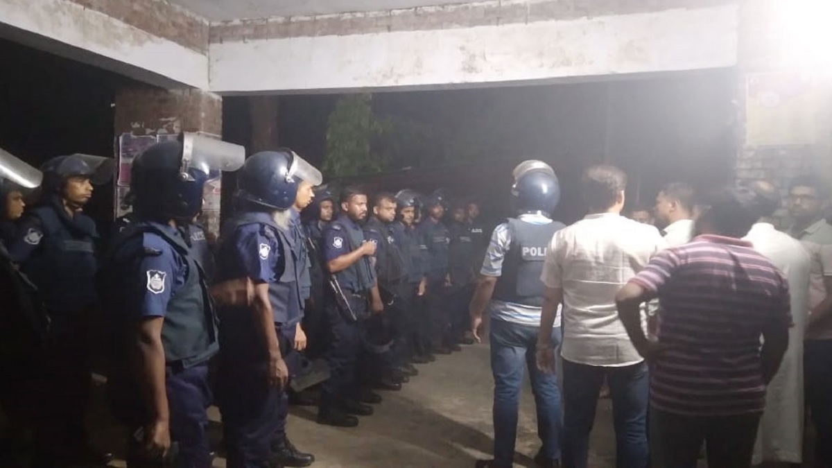 চবিতে ছাত্রলীগের ২ গ্রুপের সংঘর্ষ, হলে তল্লাশি চালিয়ে দেশীয় অস্ত্রসহ আটক ৫