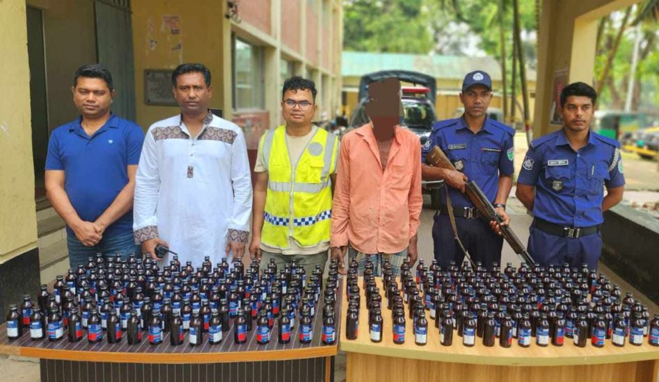 মাদকের বড় চালানসহ চোরাকারবারি গ্রে ফ তা র