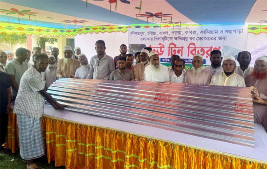 বড়লেখায় শিলাবৃষ্টিতে ক্ষতিগ্রস্ত ২০৭ পরিবারের ১২ লাখ টাকার টিন বিতরণ