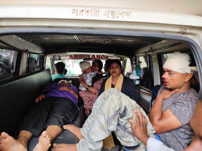 অবৈধ অটোরিকশা ও যত্রতত্র গাড়ি পার্কিংয়ে দূর্ঘটনা, আহত ৬