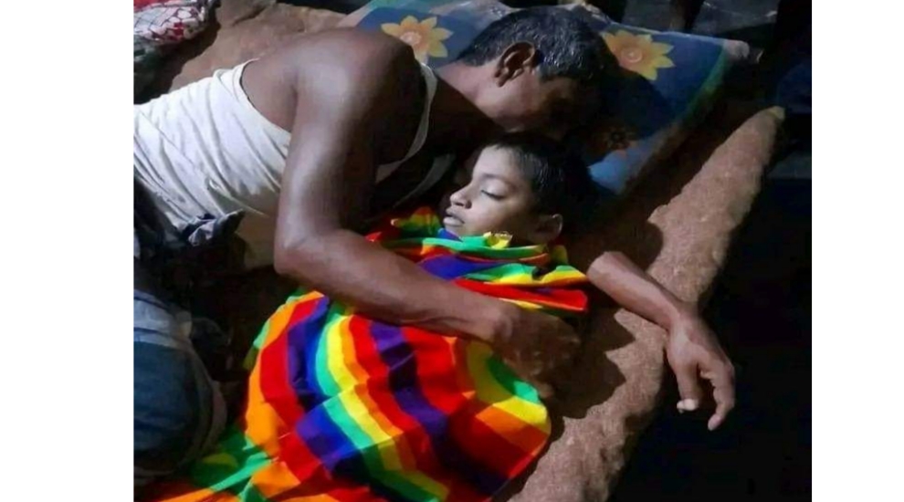 মৃ ত ছেলেকে জড়িয়ে ধরে বাবার শুয়ে থাকার দৃশ্য নাড়া দিয়েছে সবাইকে