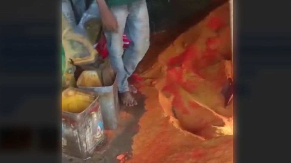 কাঠের গুঁড়া-রঙ দিয়ে ভেজাল মসলা তৈরি, ভিডিও ভাইরাল