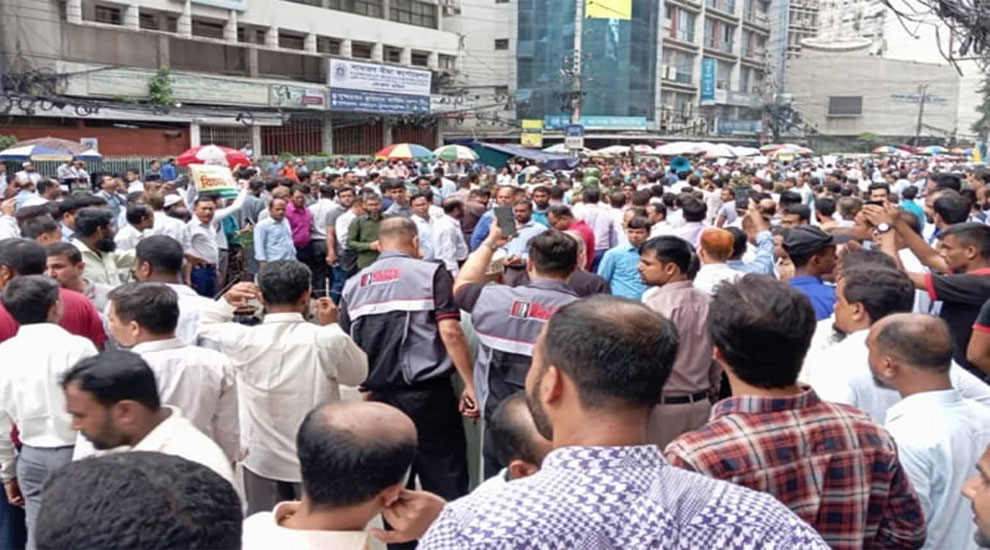 ইসলামী ব্যাংকের প্রধান কার্যালয়ে গু লি, ৫ কর্মকর্তা গু লি বি দ্ধ