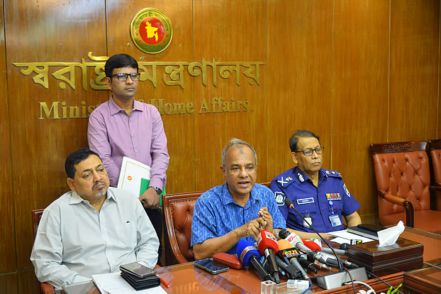 যাবজ্জীবন কারাদণ্ডের মেয়াদ কমানোর চিন্তাভাবনা করছে সরকার: স্বরাষ্ট্র উপদেষ্টা