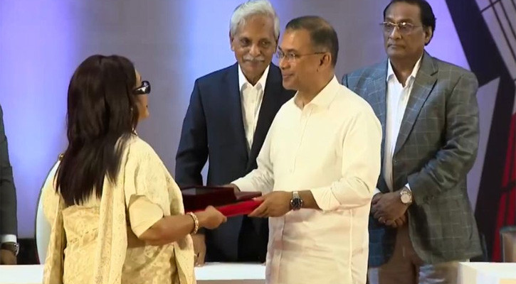 একুশে পদক তুলে দিলেন প্রধানমন্ত্রী তারেক রহমান