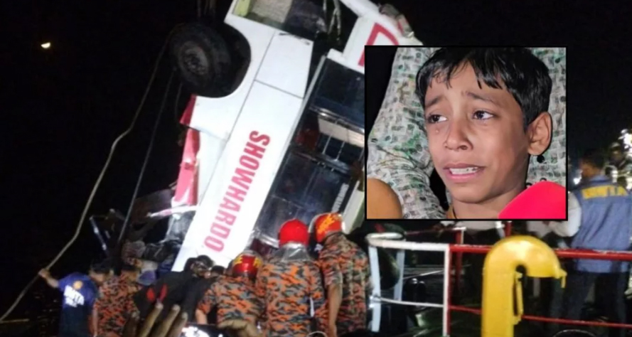 ‘মা আমাকে জানালা দিয়ে বের করে দেয়, সাঁতরে উপরে এসে মাকে খুঁজে পাচ্ছি না’