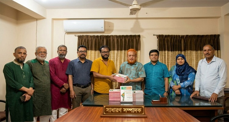 বিশ্ববাংলার ২৩ বছরের প্রকাশনা কেমুসাস লাইব্রেরিতে প্রদান